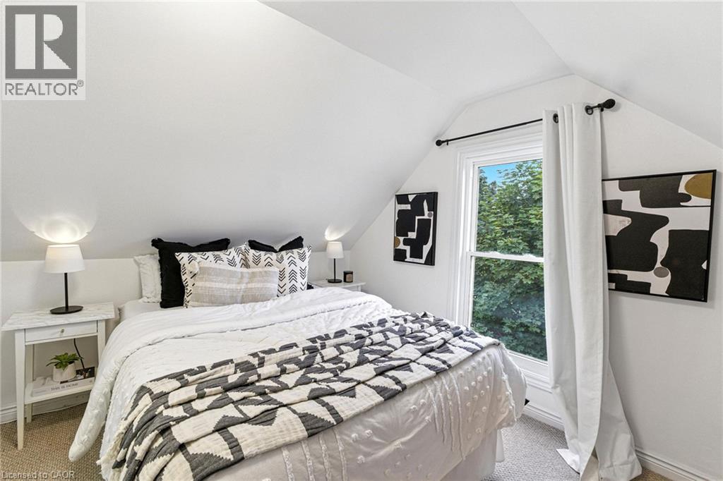 236 Cope Street, Hamilton, ON - Indoor Photo Showing Bedroom