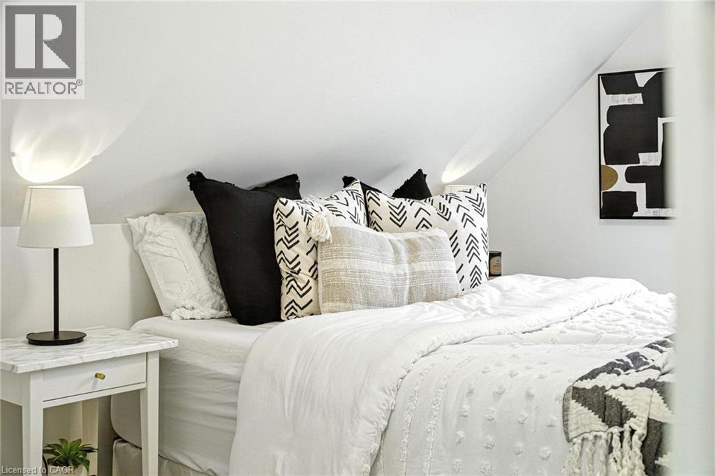 236 Cope Street, Hamilton, ON - Indoor Photo Showing Bedroom