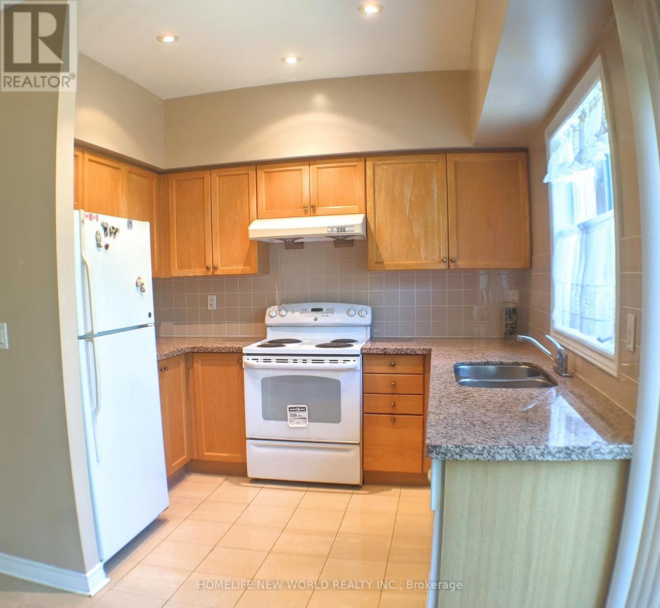 38 - 9133 Bayview Avenue, Richmond Hill, ON - Indoor Photo Showing Kitchen With Double Sink
