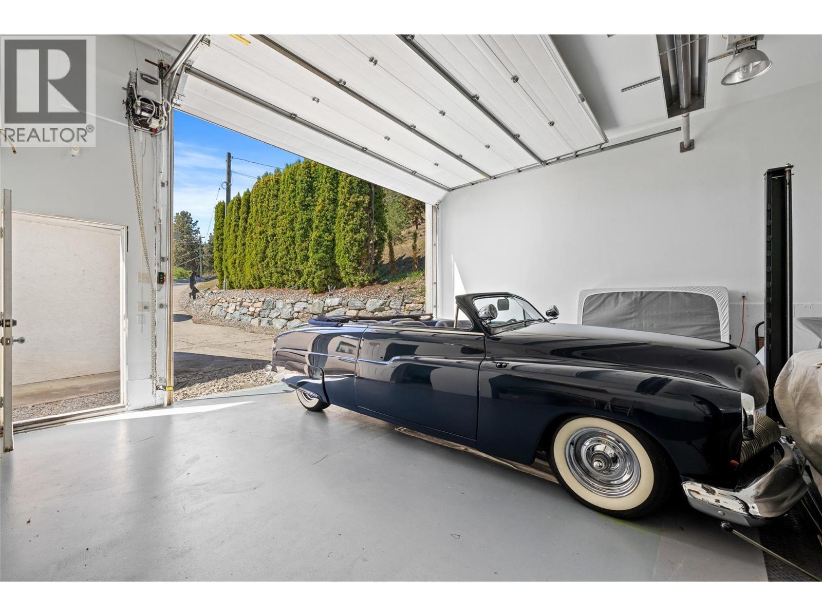 2387 Campbell Road, West Kelowna, BC - Indoor Photo Showing Garage