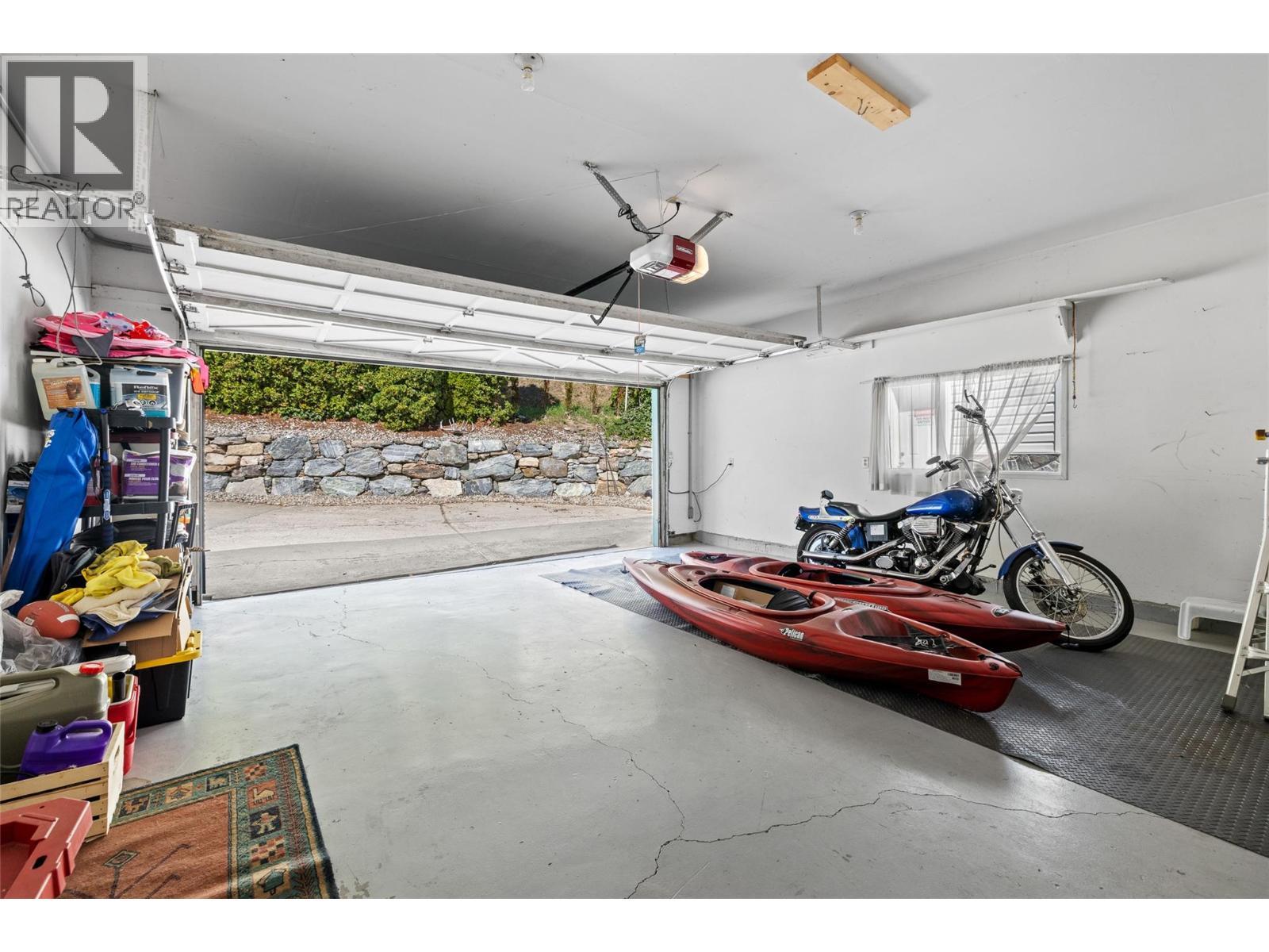 2387 Campbell Road, West Kelowna, BC - Indoor Photo Showing Garage