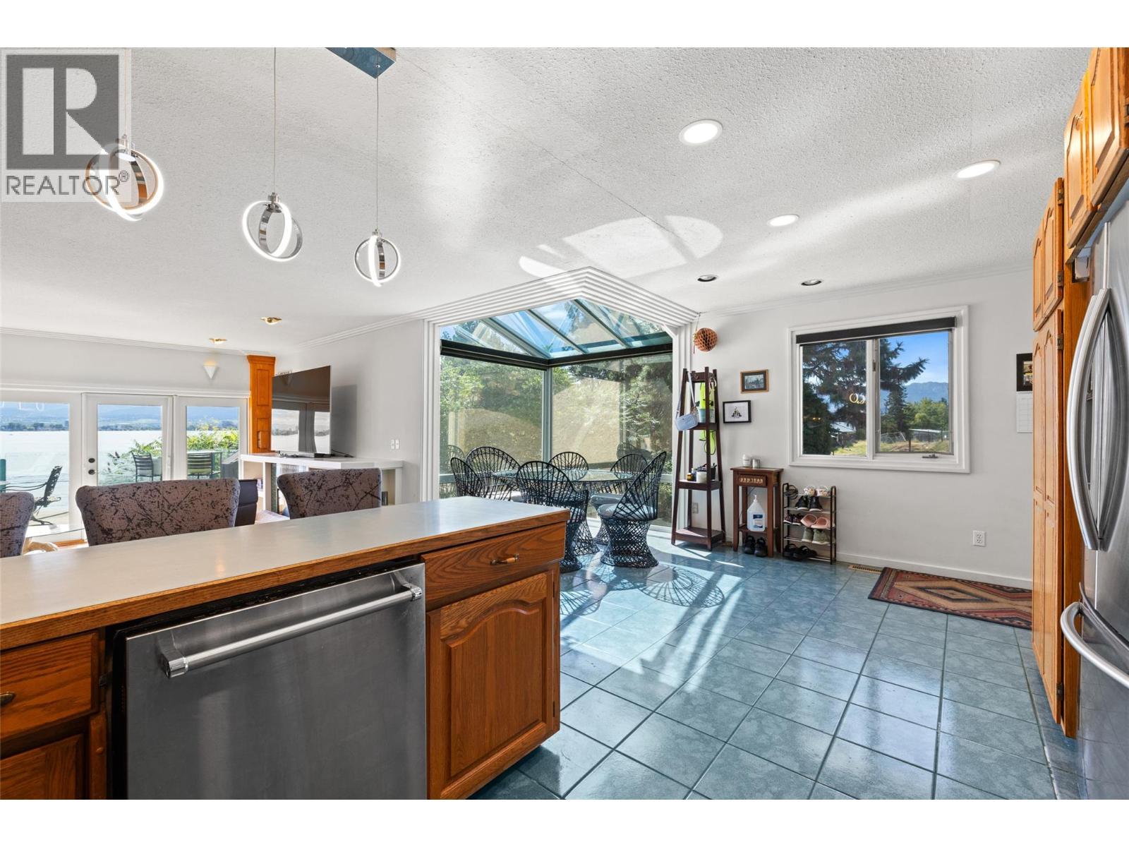 2387 Campbell Road, West Kelowna, BC - Indoor Photo Showing Kitchen