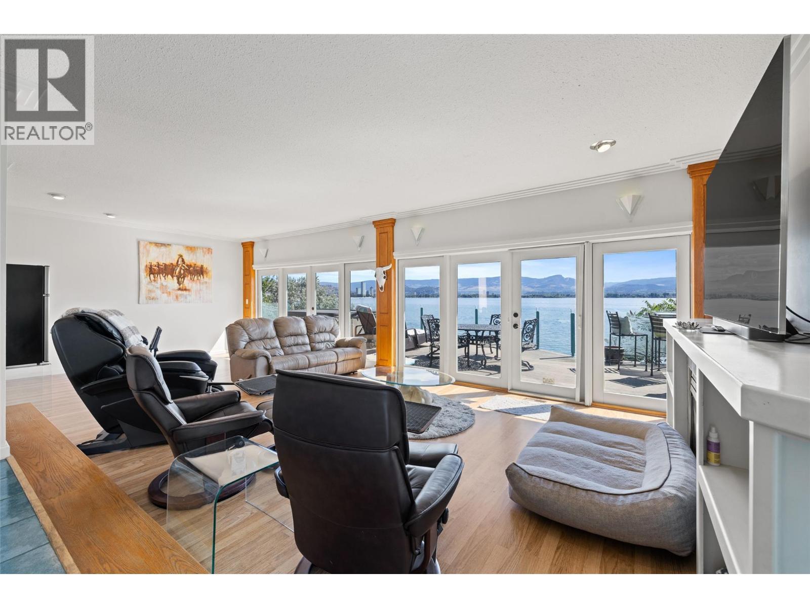 2387 Campbell Road, West Kelowna, BC - Indoor Photo Showing Living Room