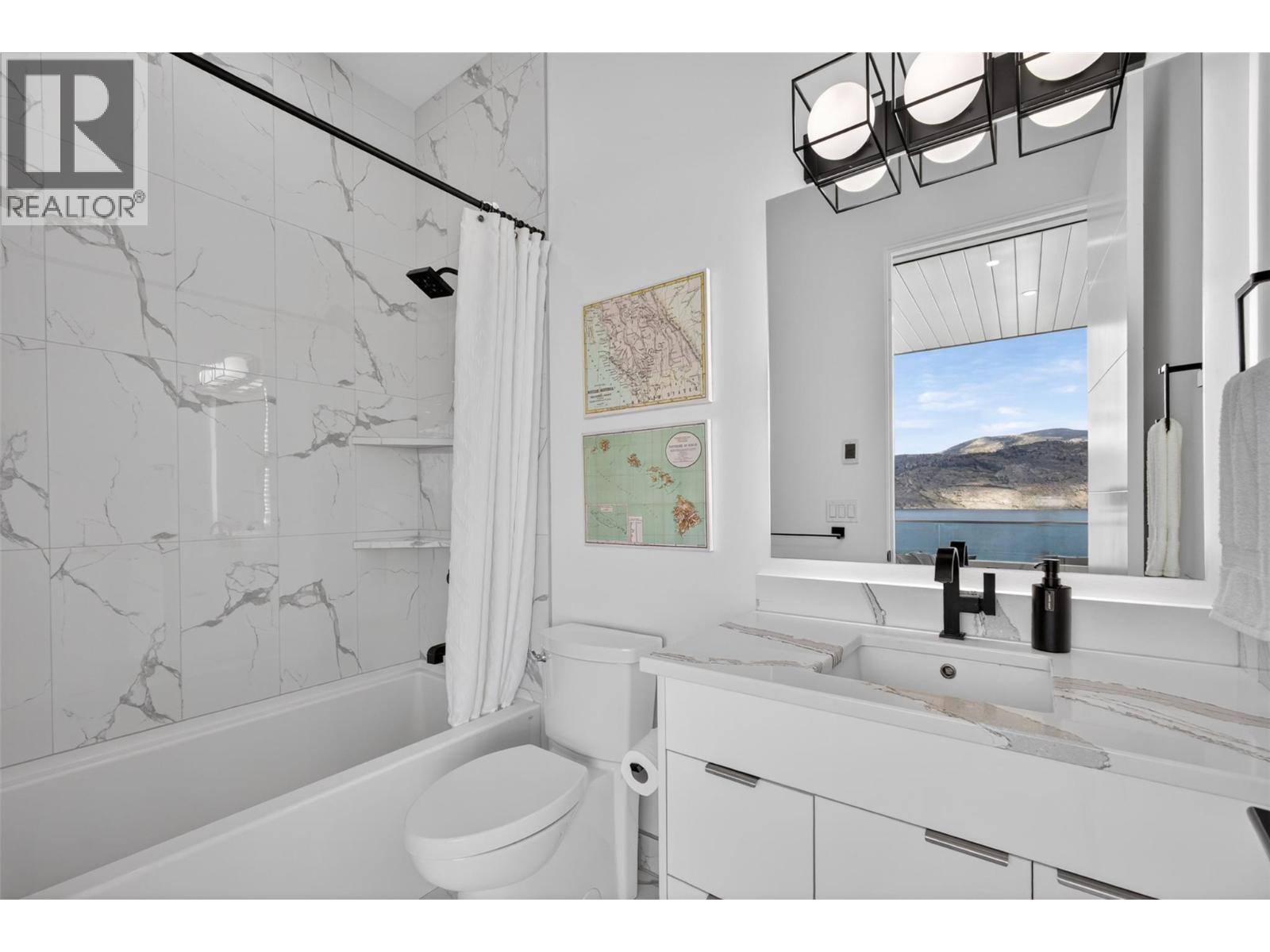Full main floor bathroom - 5835 Vicary Road, Peachland, BC