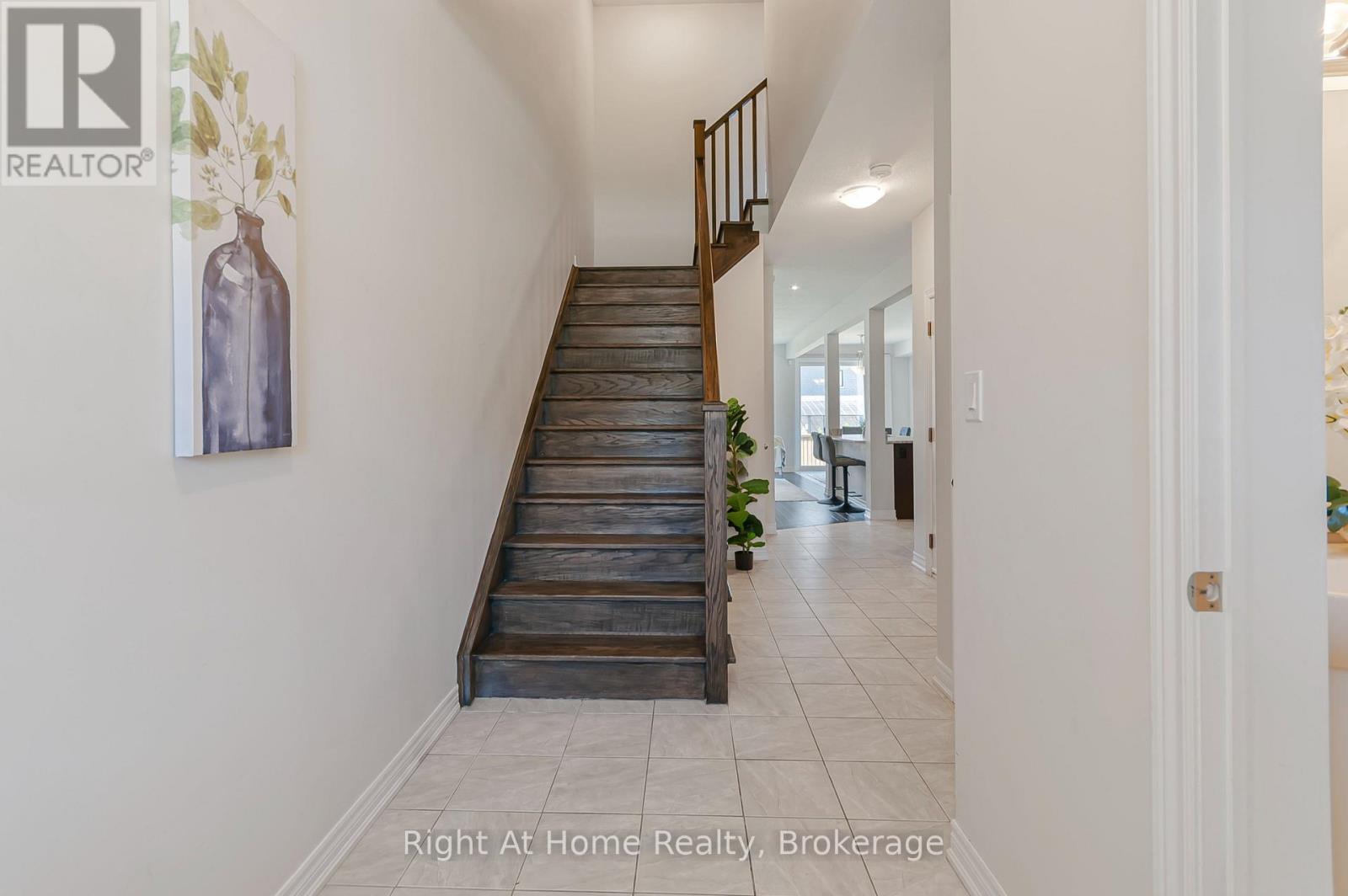Welcoming and bright foyer - 9 Callon Drive, Hamilton (Meadowlands), ON