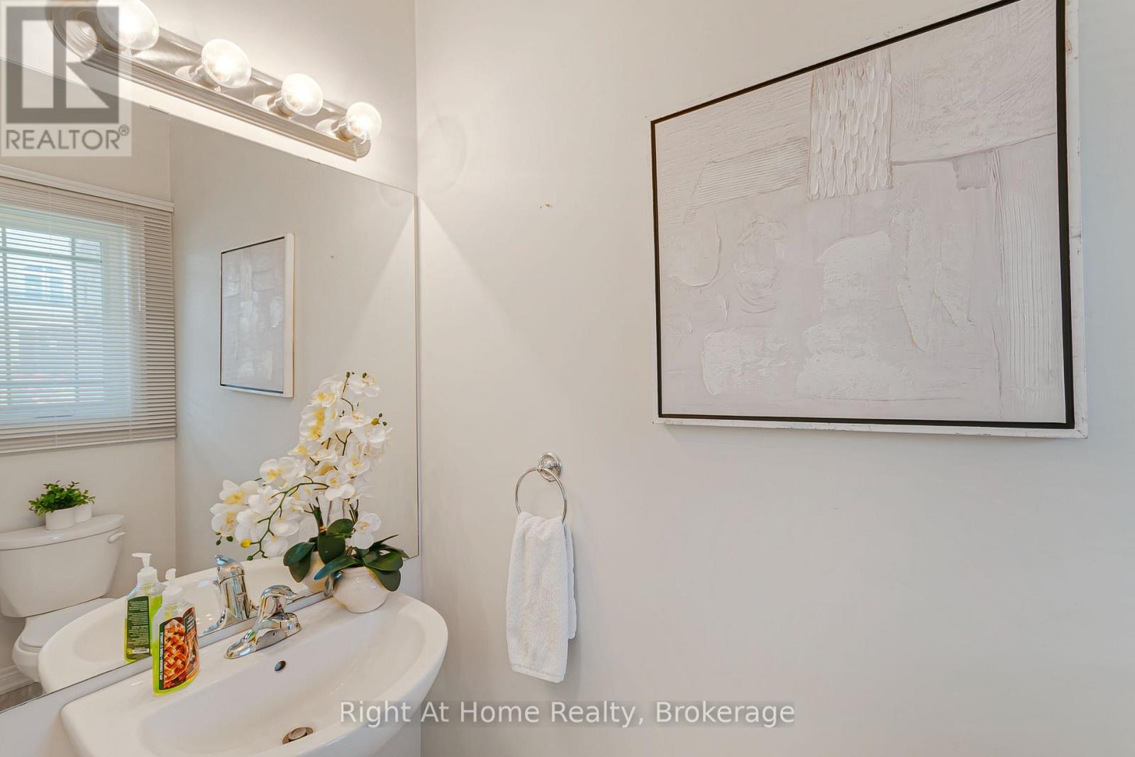 Powder room on main floor - 9 Callon Drive, Hamilton (Meadowlands), ON