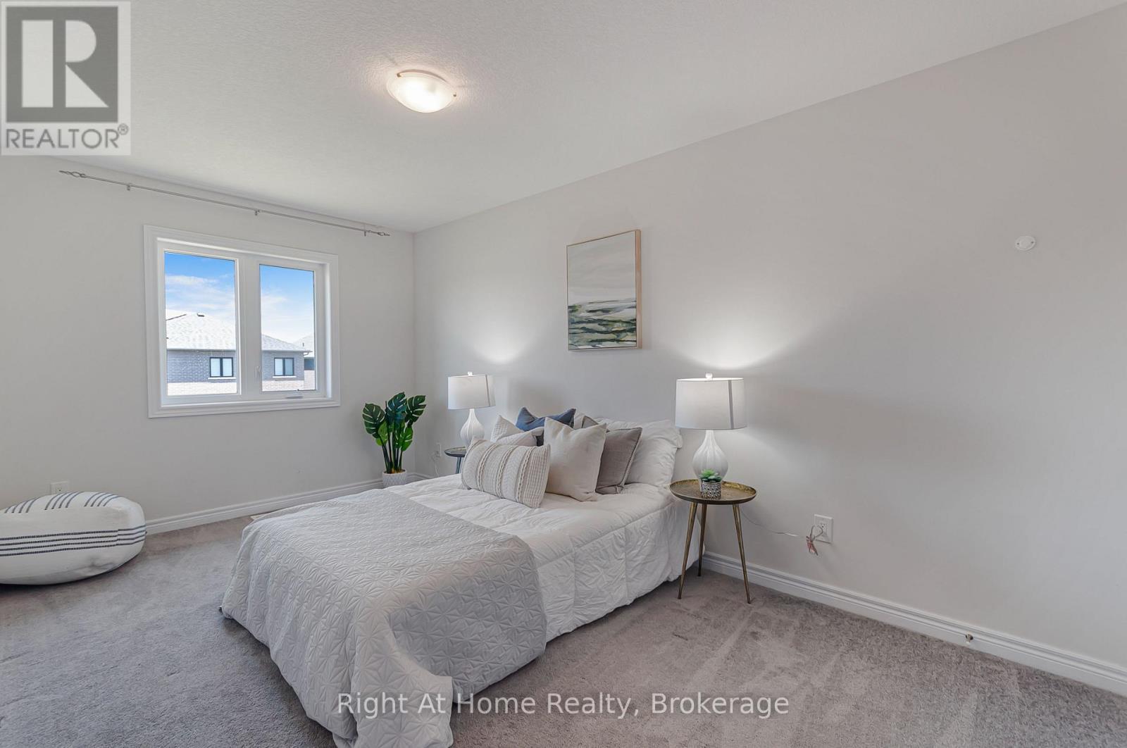 Spacious bedroom with large closet - 9 Callon Drive, Hamilton (Meadowlands), ON