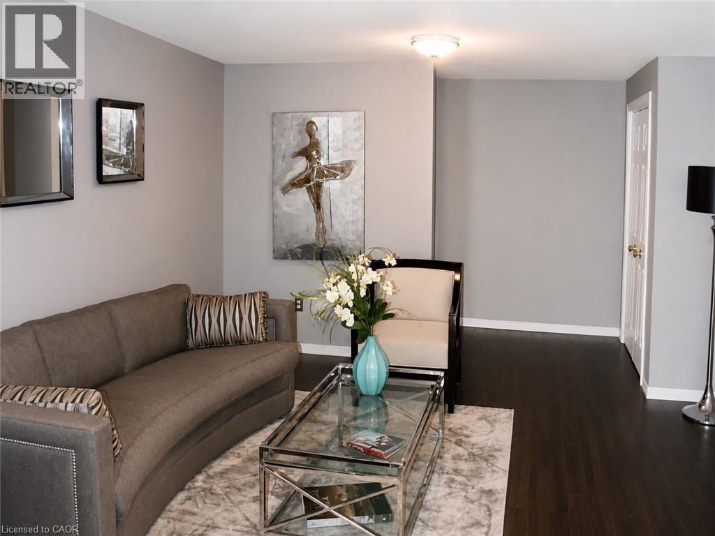 21 Saddler Street, Fonthill, ON - Indoor Photo Showing Living Room