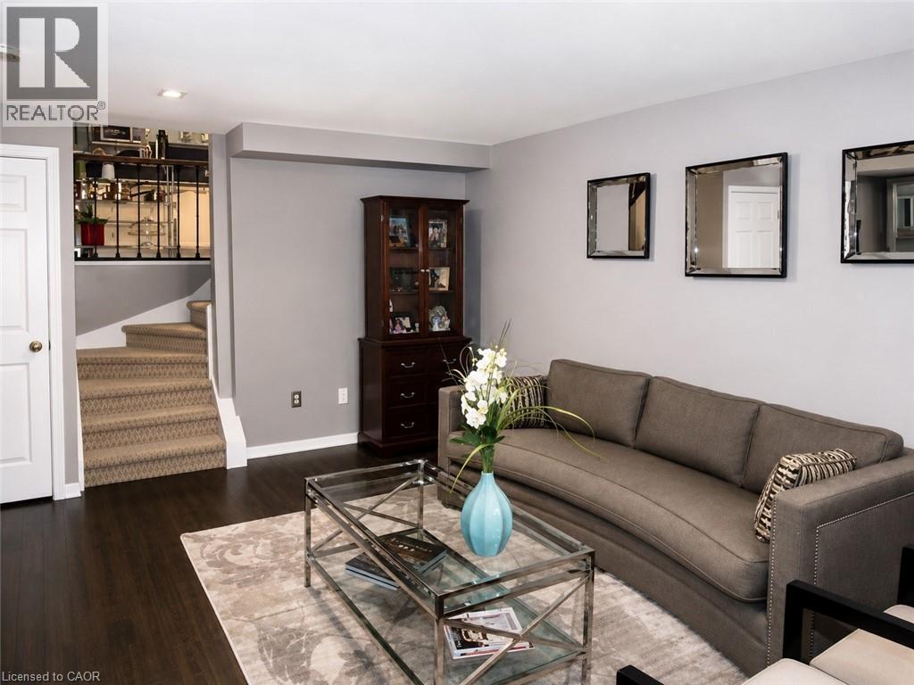 21 Saddler Street, Fonthill, ON - Indoor Photo Showing Living Room