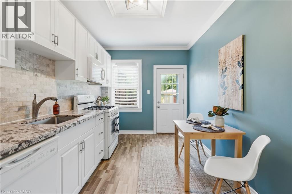 170 Kensington Avenue S, Hamilton, ON - Indoor Photo Showing Kitchen With Upgraded Kitchen