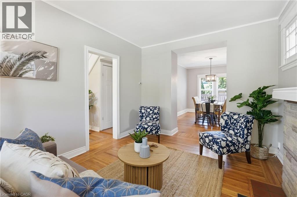 170 Kensington Avenue S, Hamilton, ON - Indoor Photo Showing Living Room