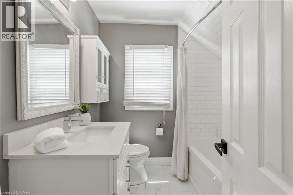 170 Kensington Avenue S, Hamilton, ON - Indoor Photo Showing Bathroom
