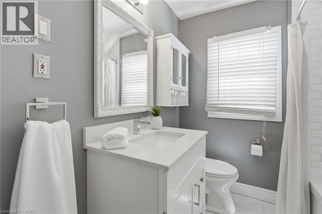 170 Kensington Avenue S, Hamilton, ON - Indoor Photo Showing Bathroom