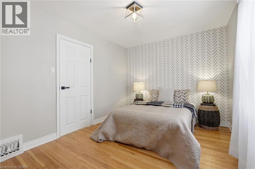 170 Kensington Avenue S, Hamilton, ON - Indoor Photo Showing Bedroom
