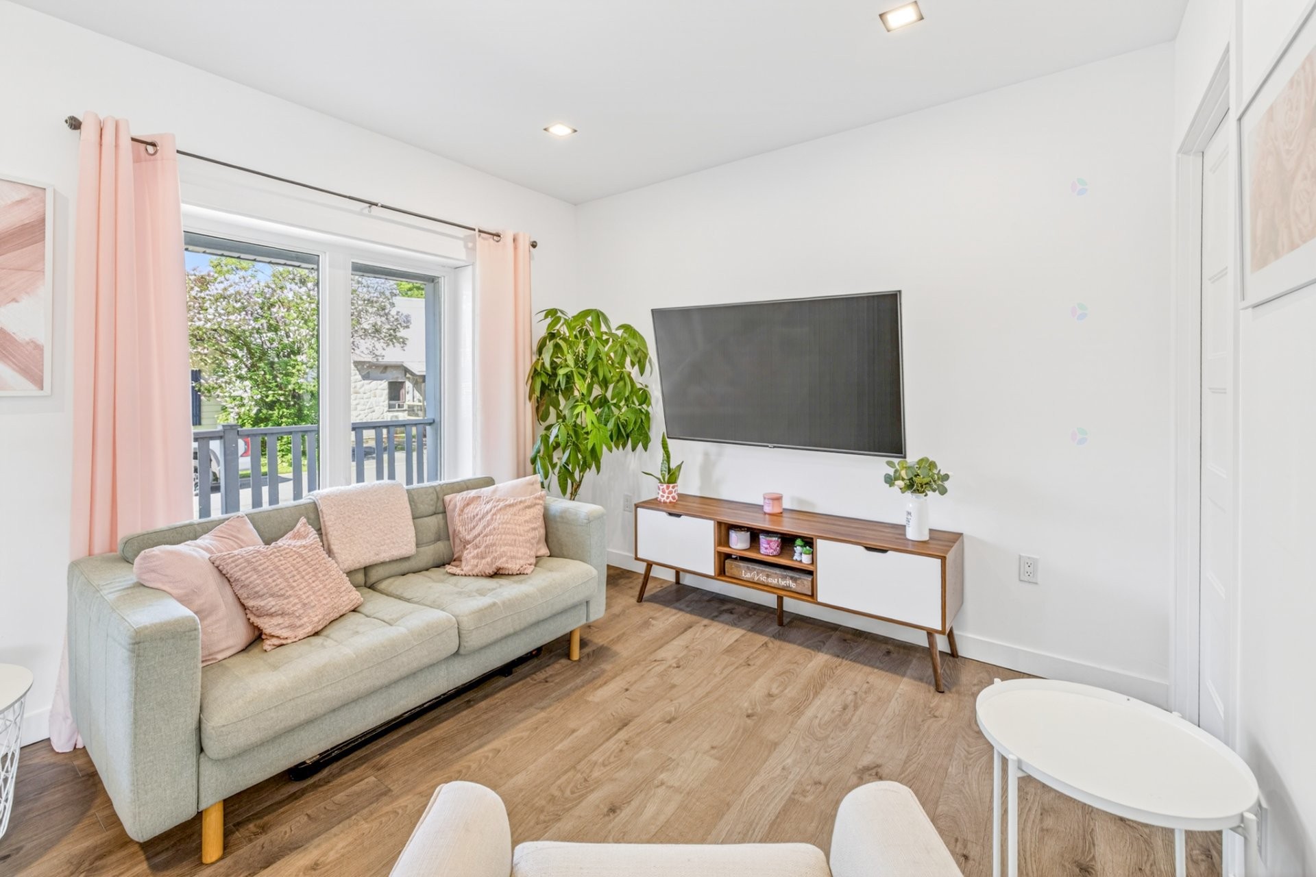 Salon - 347 Av. St-Jacques, Donnacona, QC - Indoor Photo Showing Living Room