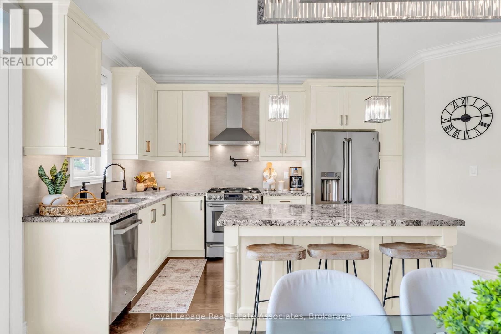 17 Mitchell Crescent, Mono, ON - Indoor Photo Showing Kitchen With Upgraded Kitchen