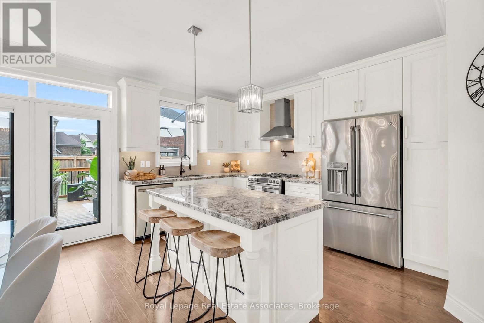 17 Mitchell Crescent, Mono, ON - Indoor Photo Showing Kitchen With Upgraded Kitchen