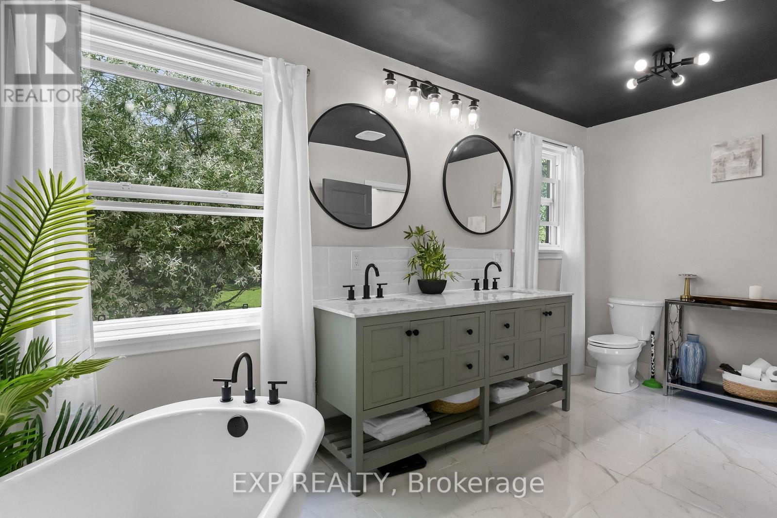 Freestanding Tub Overlooking Backyard - 1373 Orchard Avenue, Fort Erie (Crescent Park), ON