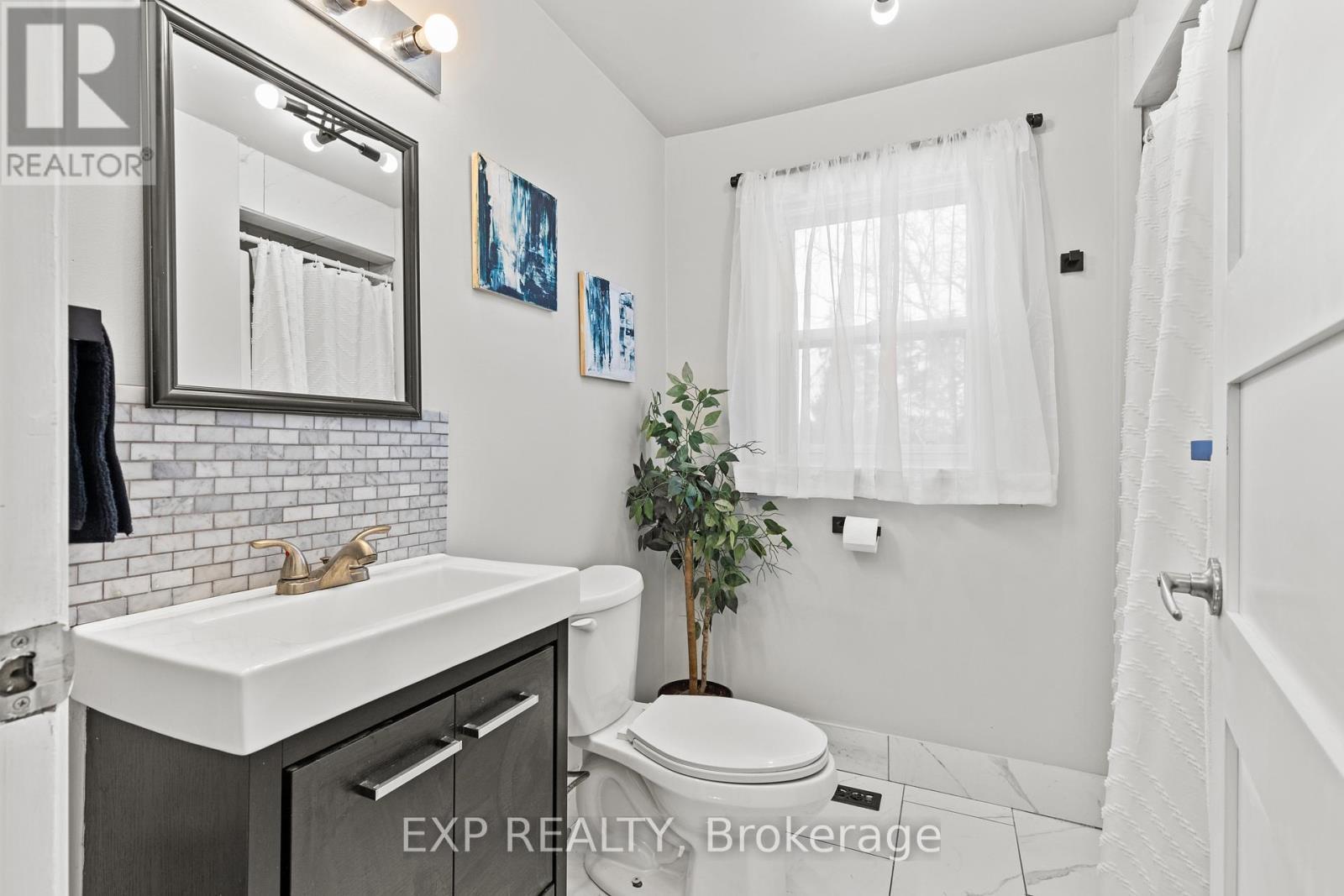 Upper Level Bathroom - 1373 Orchard Avenue, Fort Erie (Crescent Park), ON
