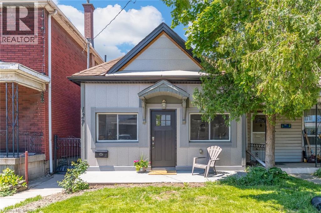127 Barnesdale Avenue N, Hamilton, ON - Outdoor With Facade