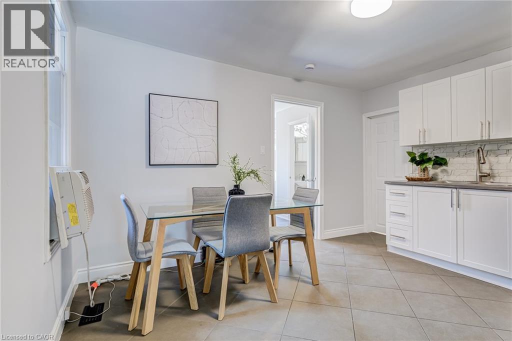 127 Barnesdale Avenue N, Hamilton, ON - Indoor Photo Showing Dining Room