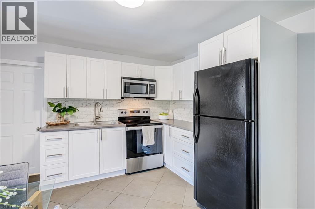 127 Barnesdale Avenue N, Hamilton, ON - Indoor Photo Showing Kitchen