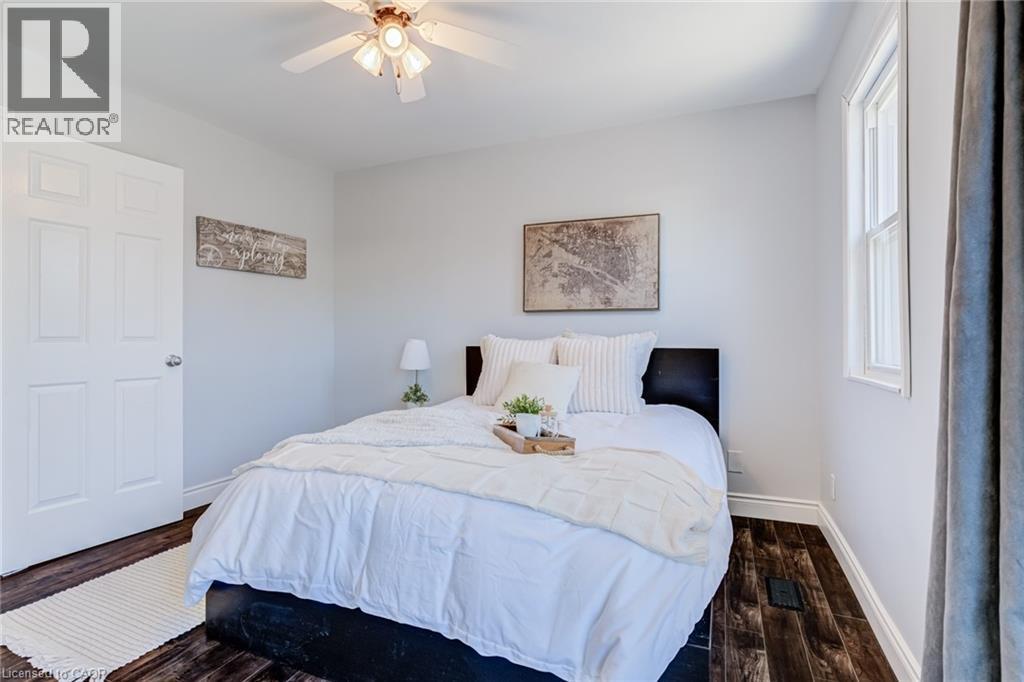 127 Barnesdale Avenue N, Hamilton, ON - Indoor Photo Showing Bedroom