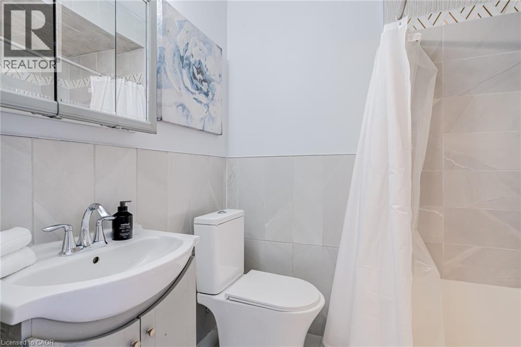 127 Barnesdale Avenue N, Hamilton, ON - Indoor Photo Showing Bathroom