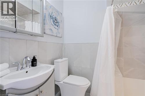 127 Barnesdale Avenue N, Hamilton, ON - Indoor Photo Showing Bathroom