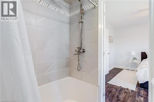 127 Barnesdale Avenue N, Hamilton, ON - Indoor Photo Showing Bathroom