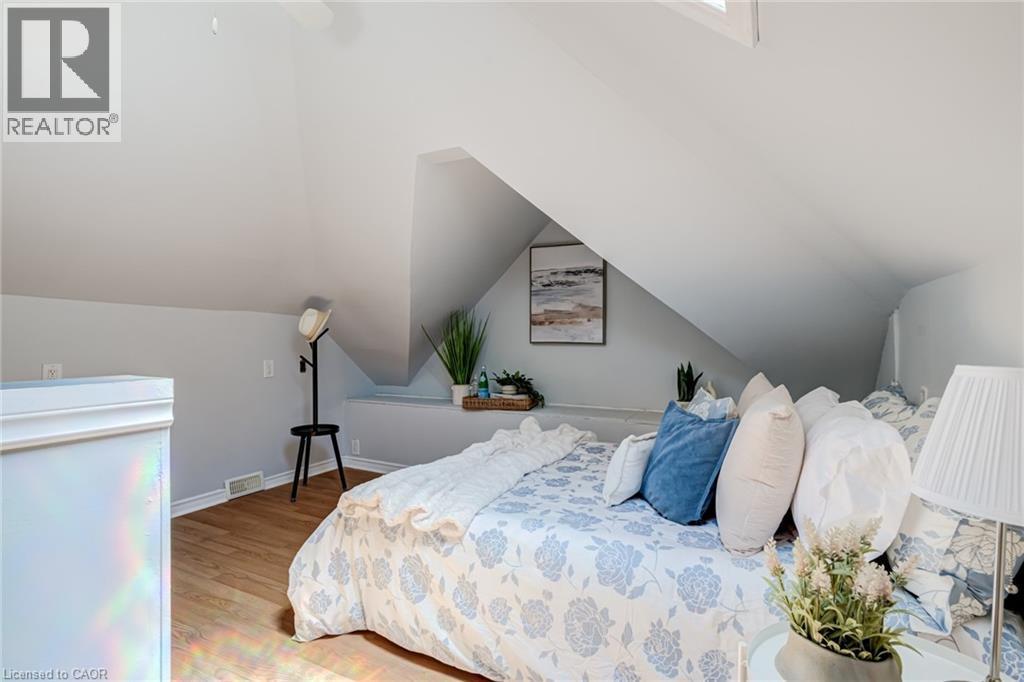127 Barnesdale Avenue N, Hamilton, ON - Indoor Photo Showing Bedroom