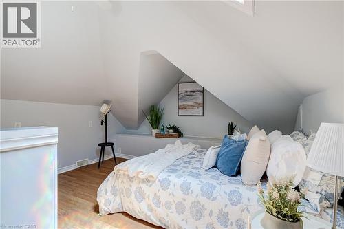127 Barnesdale Avenue N, Hamilton, ON - Indoor Photo Showing Bedroom