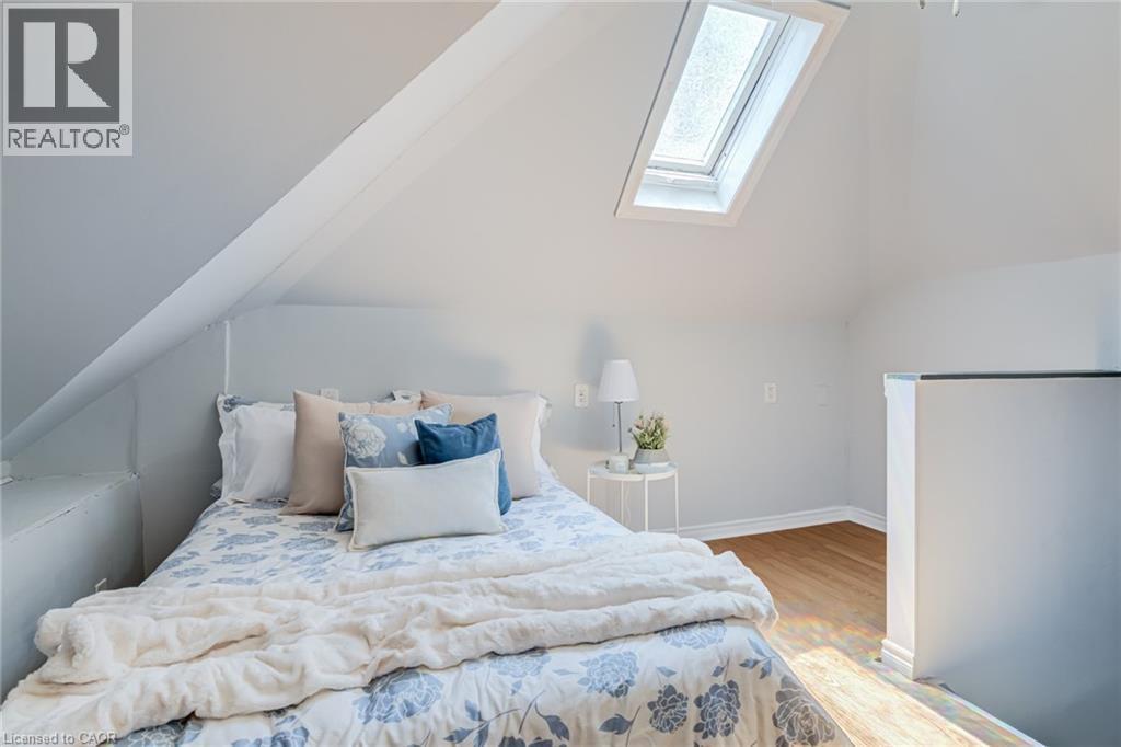 127 Barnesdale Avenue N, Hamilton, ON - Indoor Photo Showing Bedroom