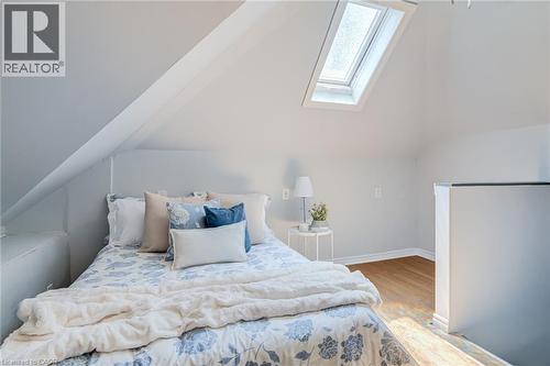 127 Barnesdale Avenue N, Hamilton, ON - Indoor Photo Showing Bedroom