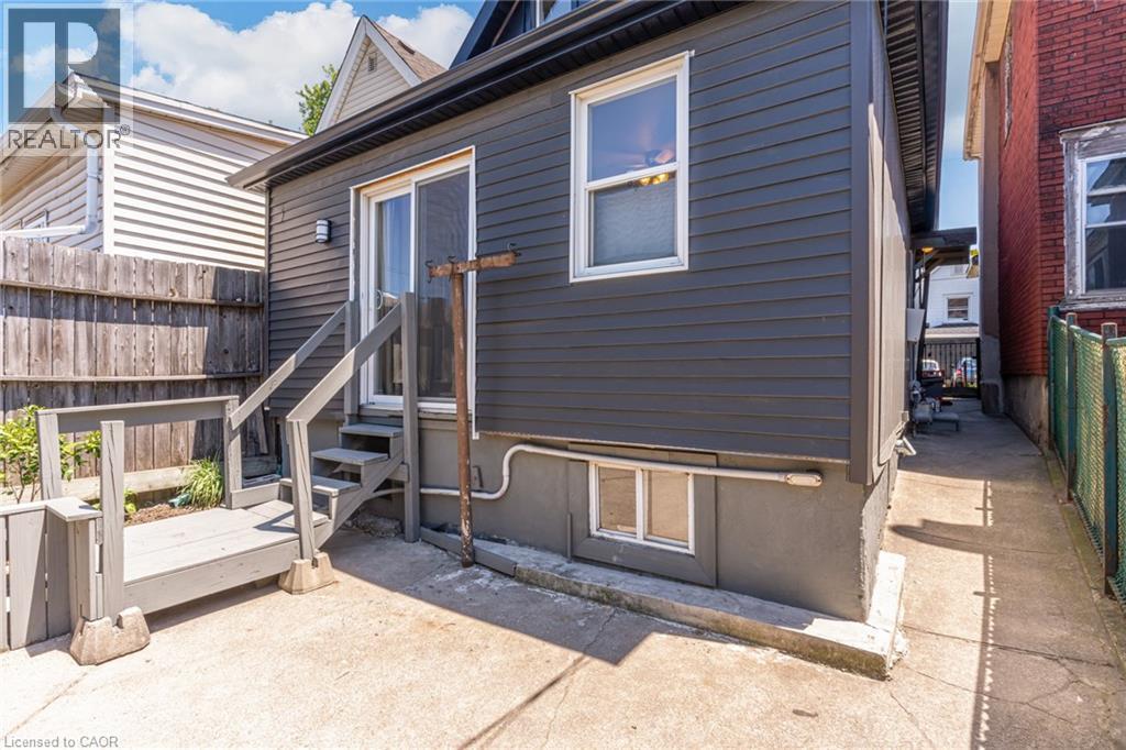 127 Barnesdale Avenue N, Hamilton, ON - Outdoor With Exterior