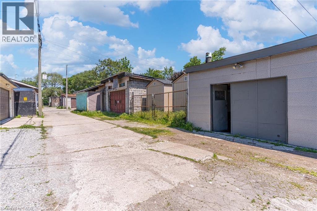 127 Barnesdale Avenue N, Hamilton, ON - Outdoor With Exterior