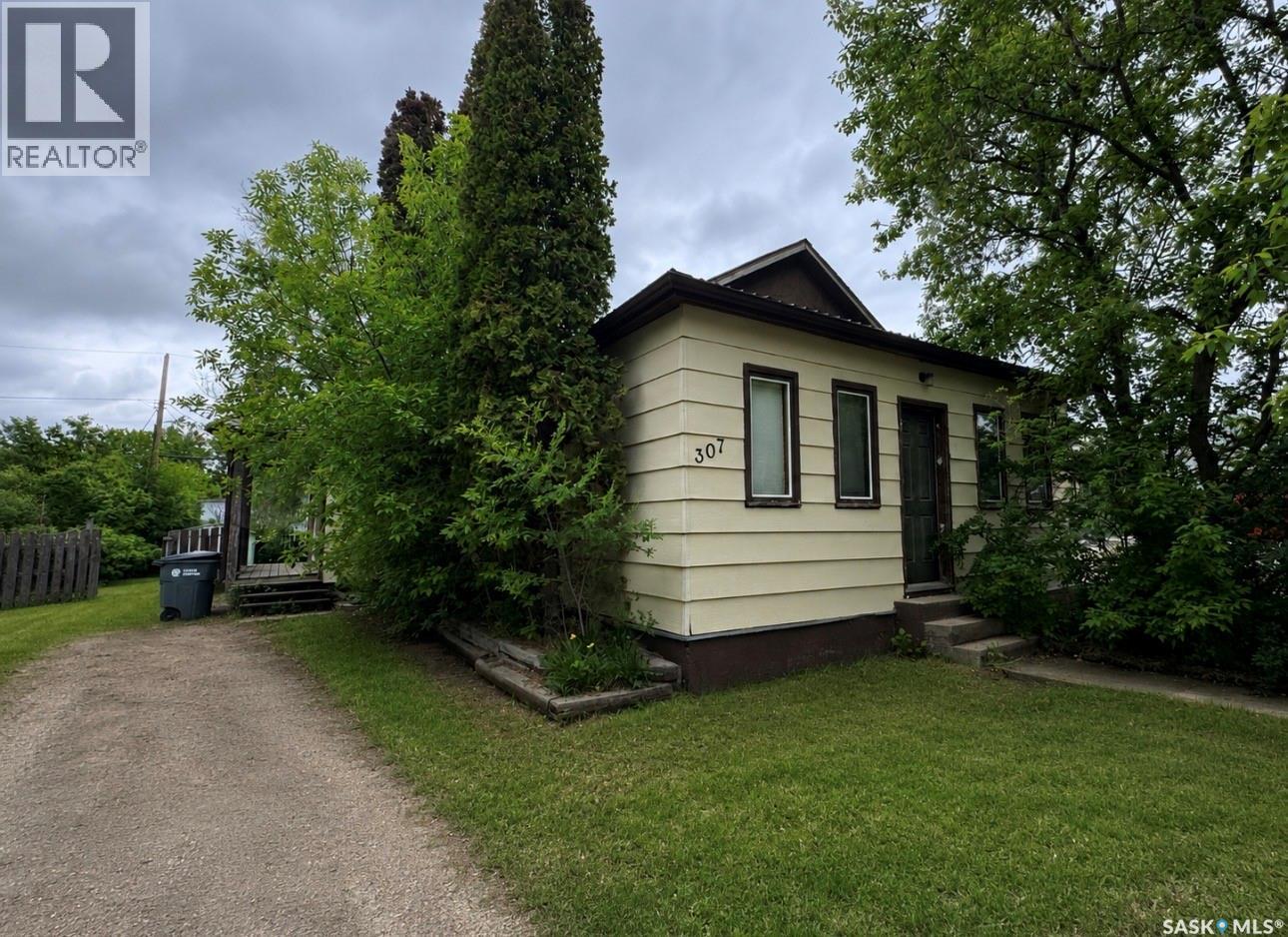 307 5Th Avenue W, Assiniboia, SK