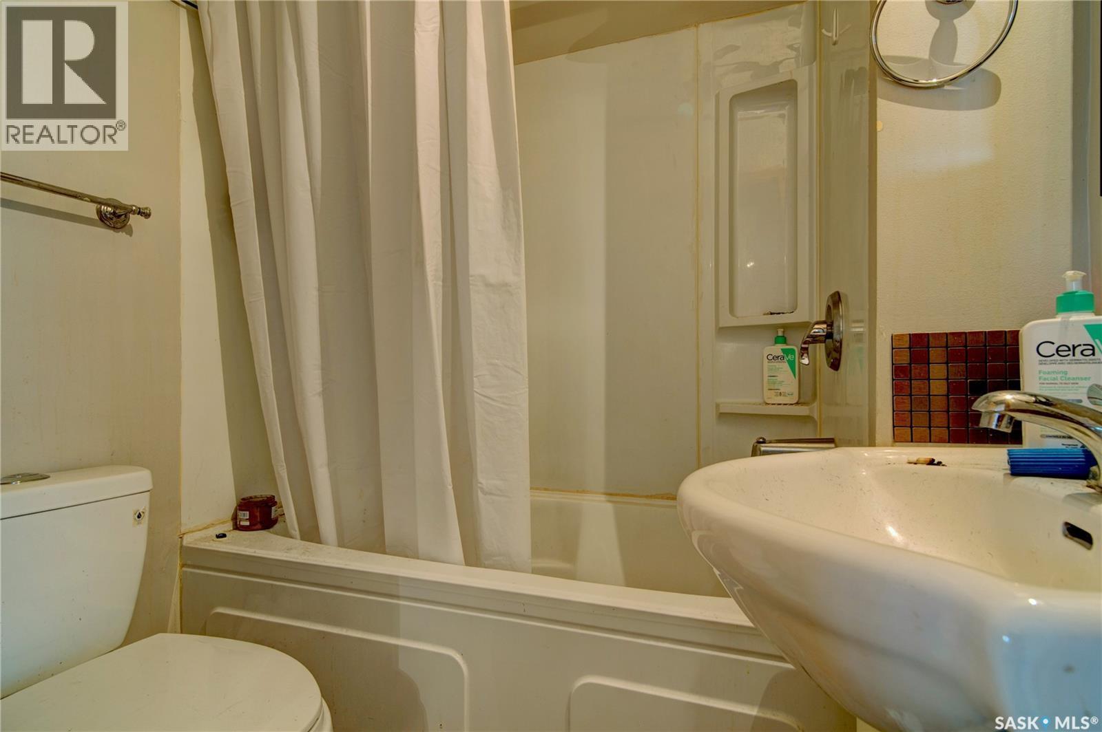 1035 Wallace Street, Regina, SK - Indoor Photo Showing Bathroom