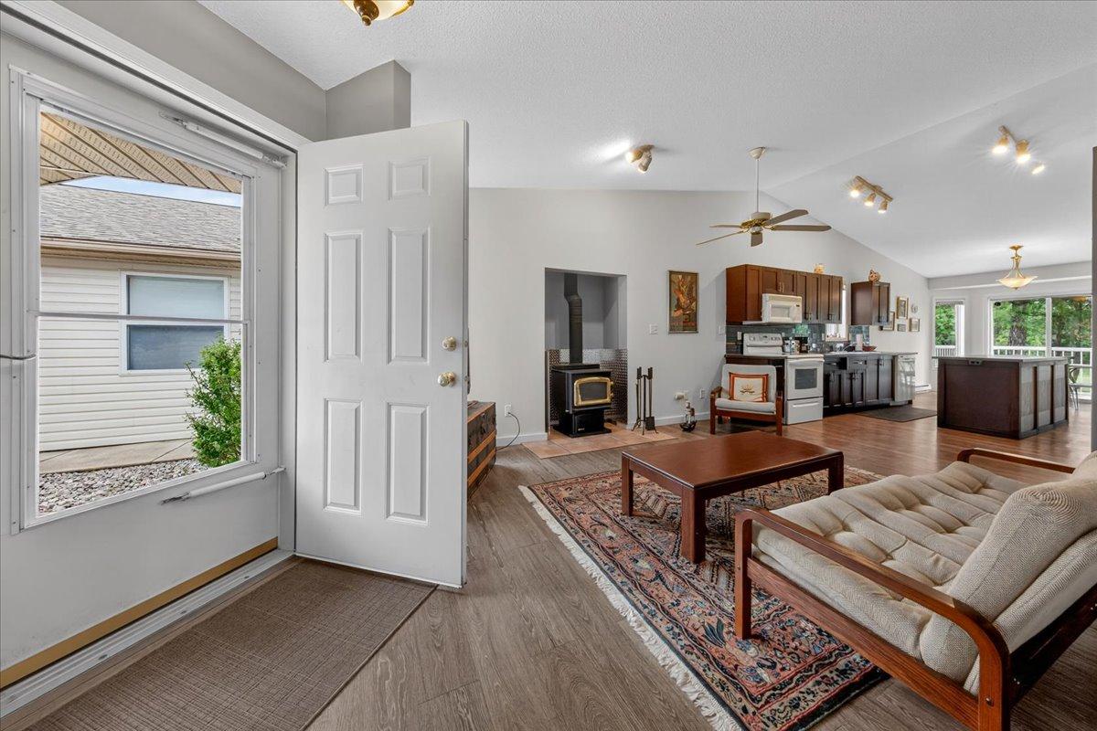 3-7559 Columbia Avenue, Radium Hot Springs, BC - Indoor Photo Showing Other Room