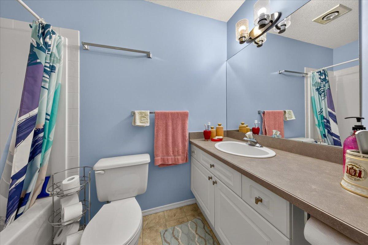 3-7559 Columbia Avenue, Radium Hot Springs, BC - Indoor Photo Showing Bathroom