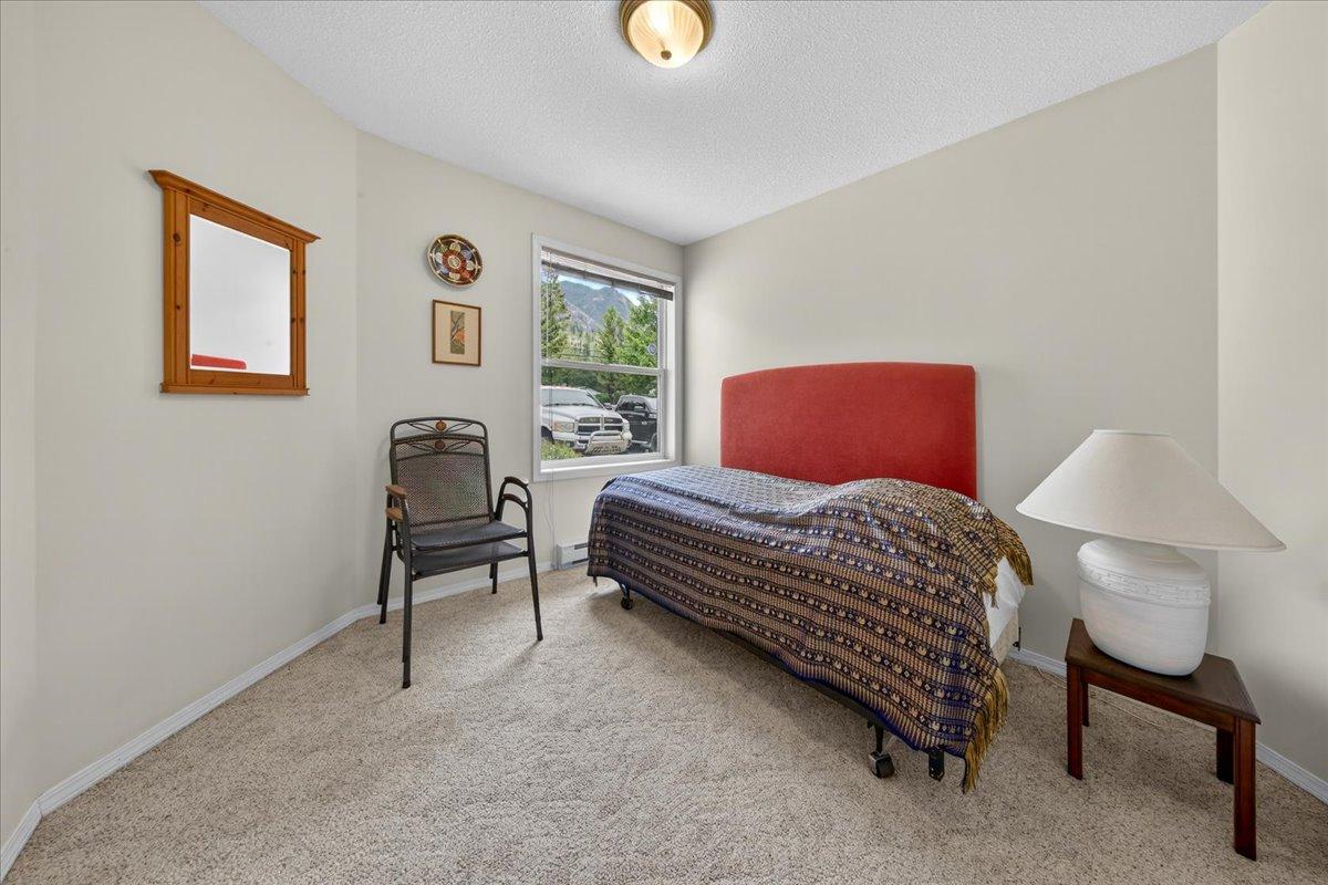 3-7559 Columbia Avenue, Radium Hot Springs, BC - Indoor Photo Showing Bedroom