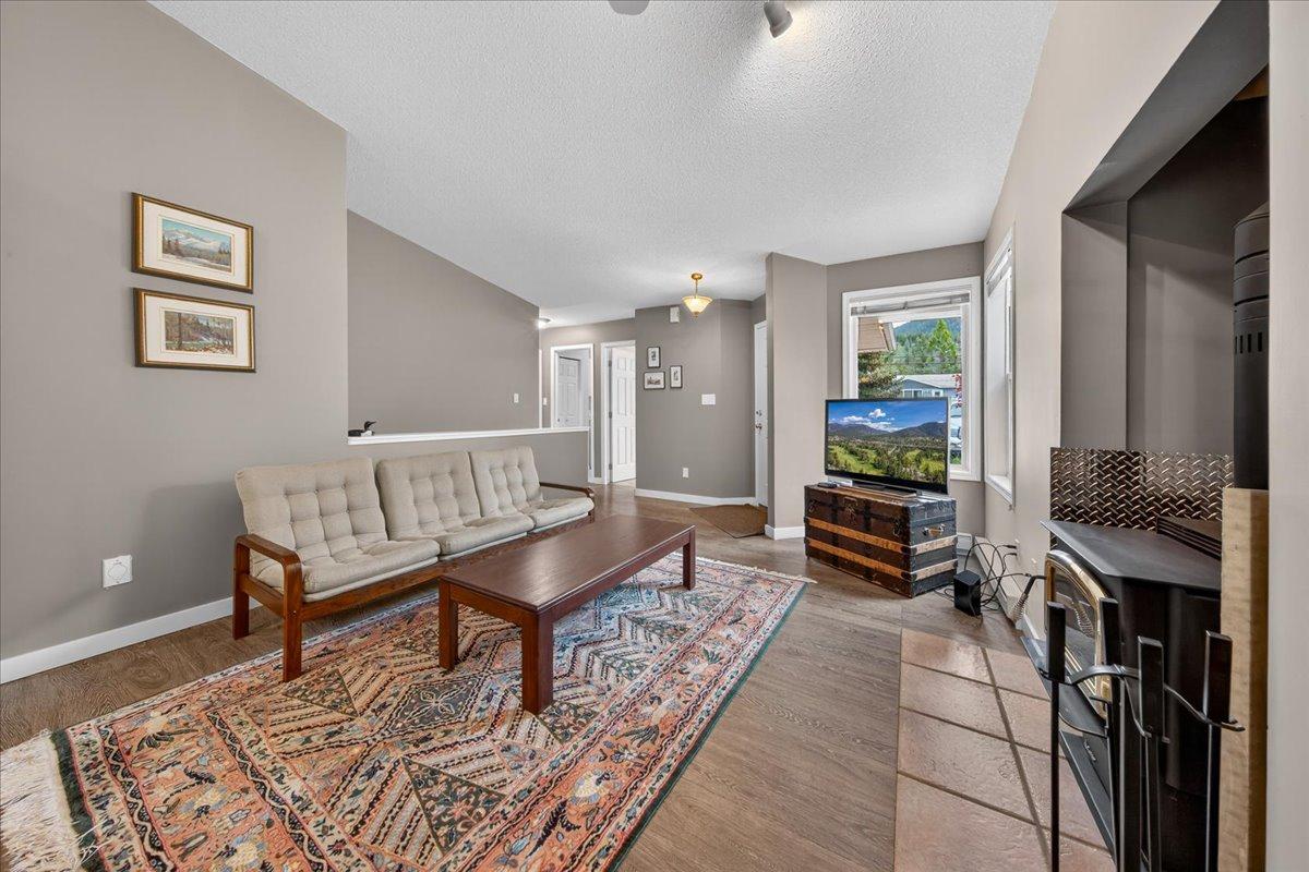 3-7559 Columbia Avenue, Radium Hot Springs, BC - Indoor Photo Showing Living Room