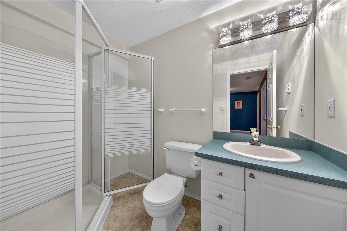 3-7559 Columbia Avenue, Radium Hot Springs, BC - Indoor Photo Showing Bathroom