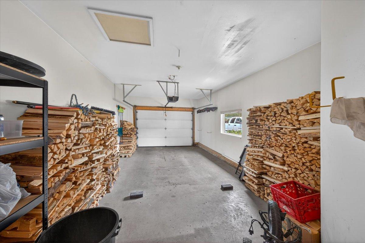 3-7559 Columbia Avenue, Radium Hot Springs, BC - Indoor Photo Showing Garage