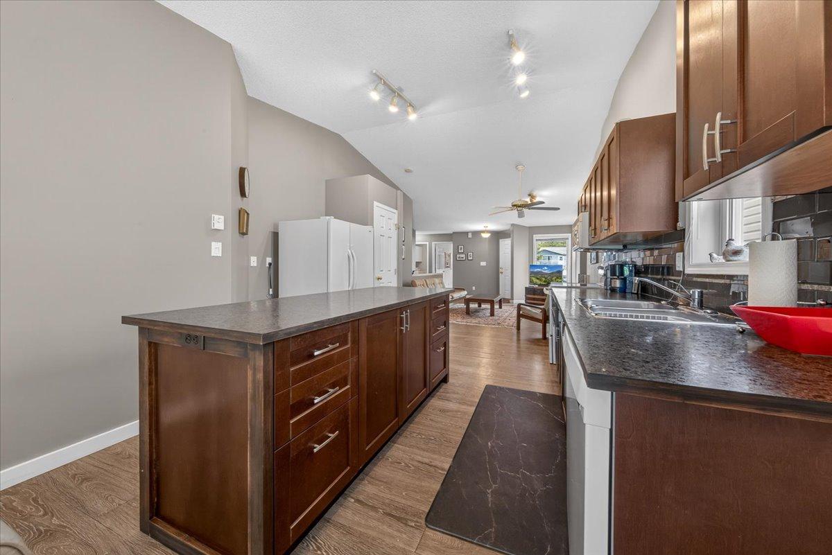 3-7559 Columbia Avenue, Radium Hot Springs, BC - Indoor Photo Showing Kitchen