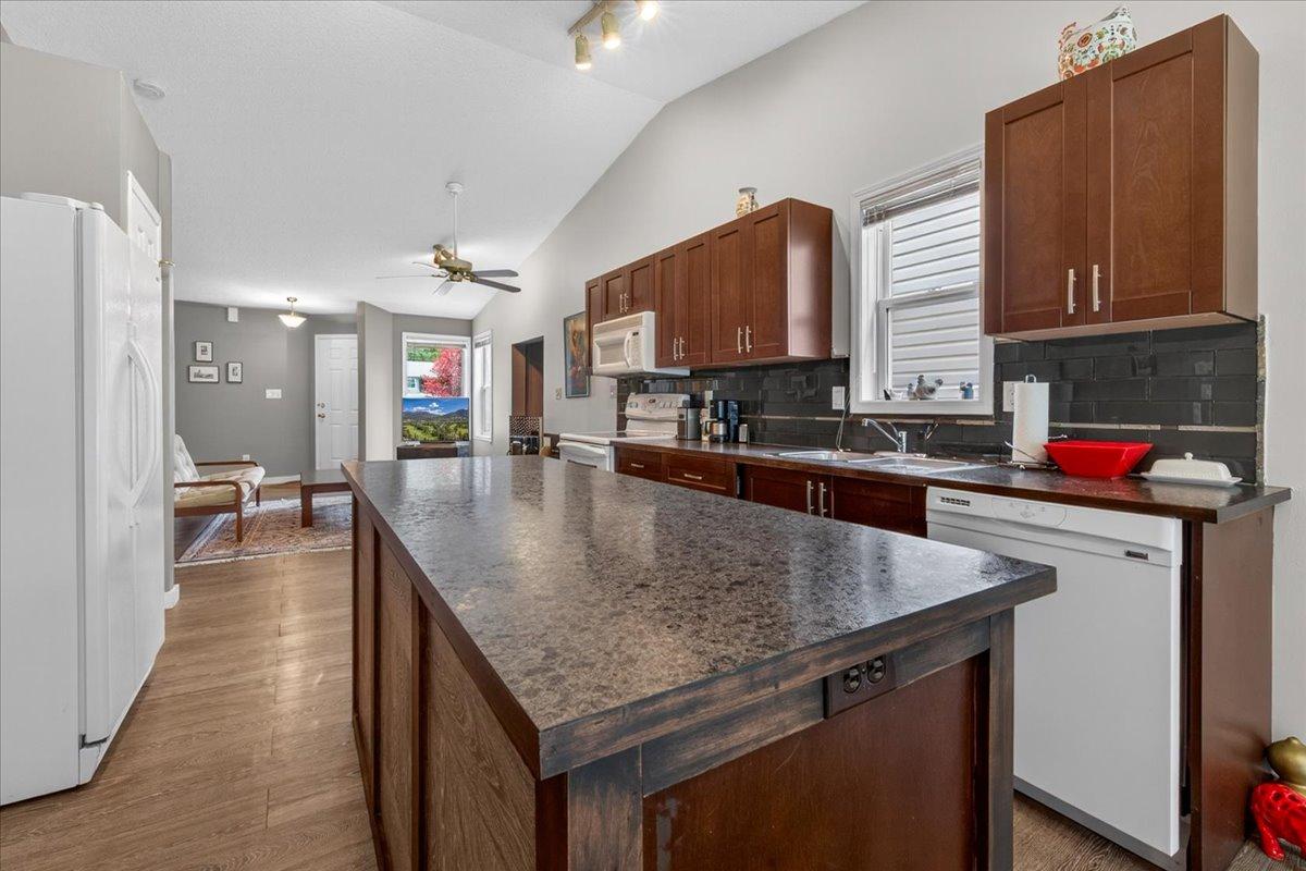 3-7559 Columbia Avenue, Radium Hot Springs, BC - Indoor Photo Showing Kitchen