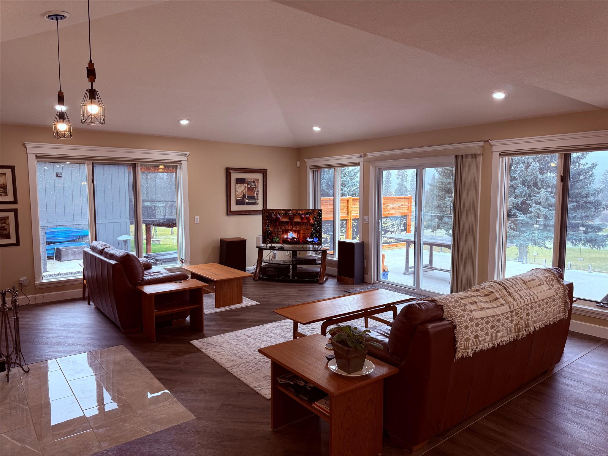 5179 Riverview Road, Fairmont Hot Springs, BC - Indoor Photo Showing Living Room