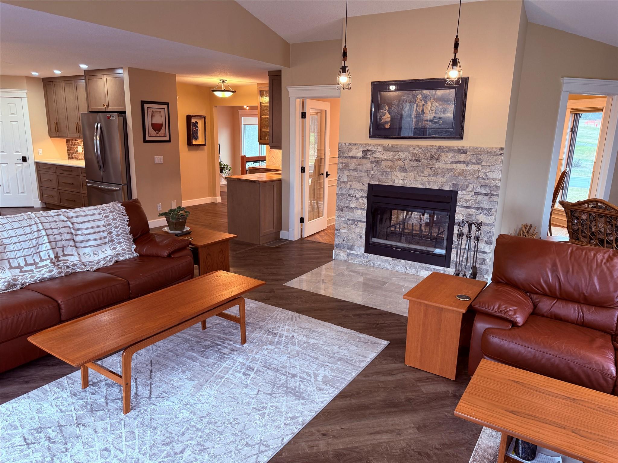 5179 Riverview Road, Fairmont Hot Springs, BC - Indoor Photo Showing Living Room With Fireplace