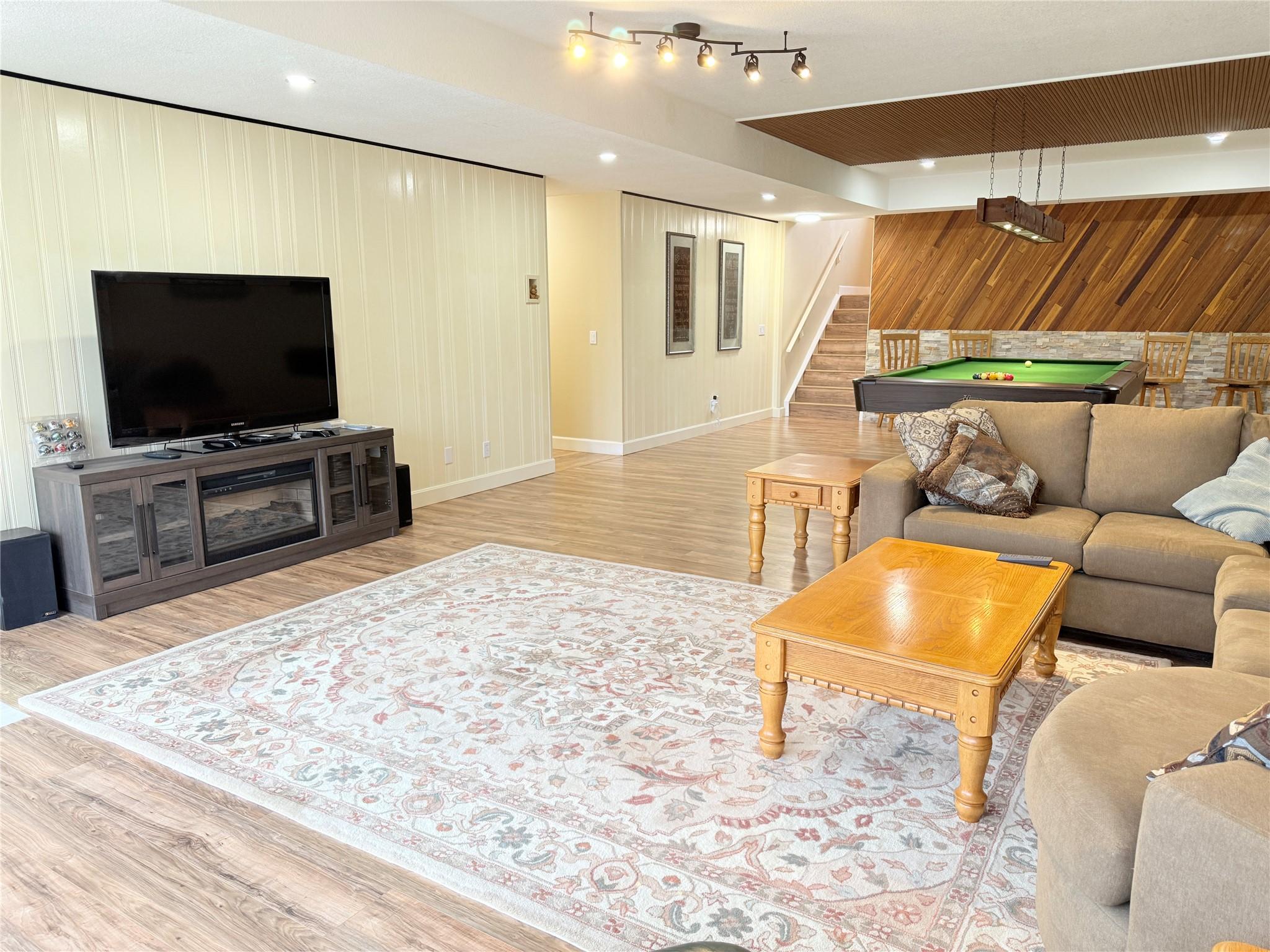 5179 Riverview Road, Fairmont Hot Springs, BC - Indoor Photo Showing Living Room