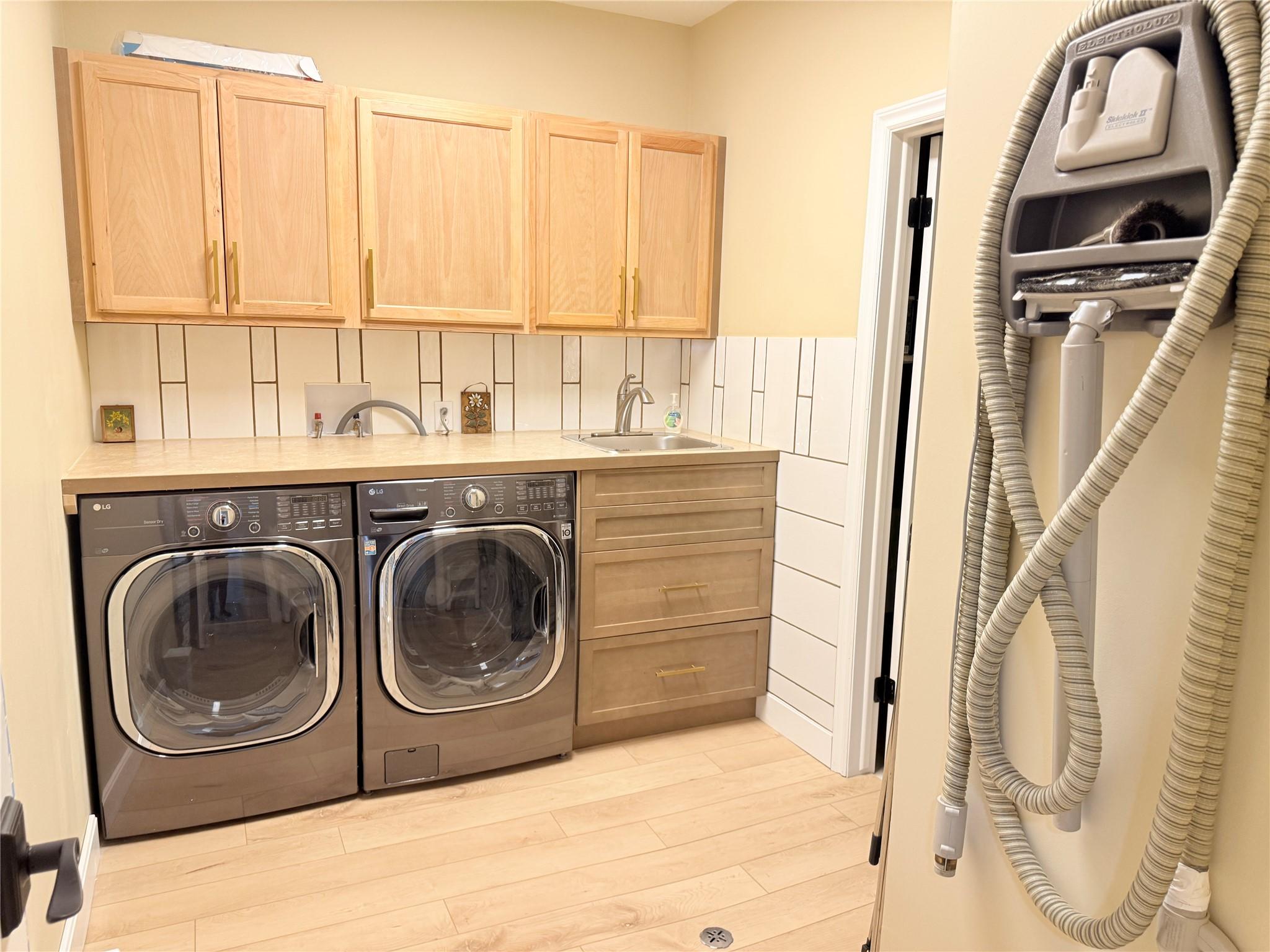 5179 Riverview Road, Fairmont Hot Springs, BC - Indoor Photo Showing Laundry Room